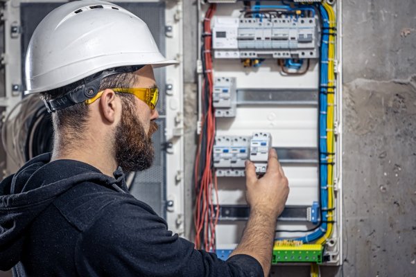 Ladik 7/24 Elektrikçi – Acil Elektrik Arızalarınızda Güvenilir Hizmet