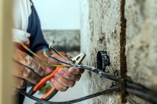 Asarcık Elektrik Tesisatı Yenileme – Güvenli ve Yönetmeliklere Uygun Altyapı
