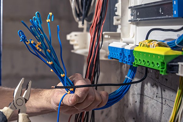 Kavak Elektrik Tesisatı Yenileme – Eski Sistemleri Güvenli Altyapıya Dönüştürüyoruz