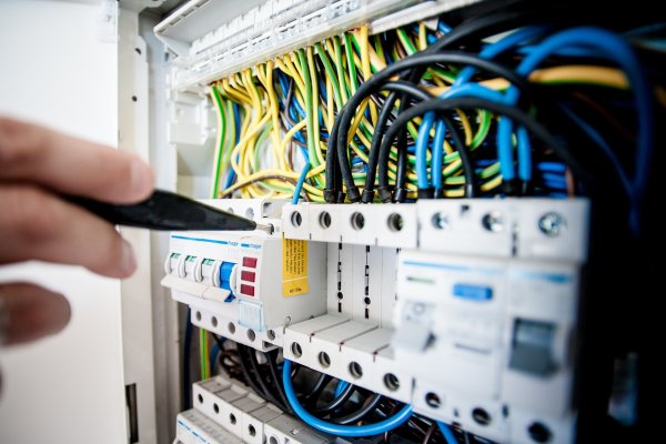Yakakent Elektrik Tesisatı Yenileme – Güçlü, Güvenli ve Dayanıklı Elektrik Sistemleri